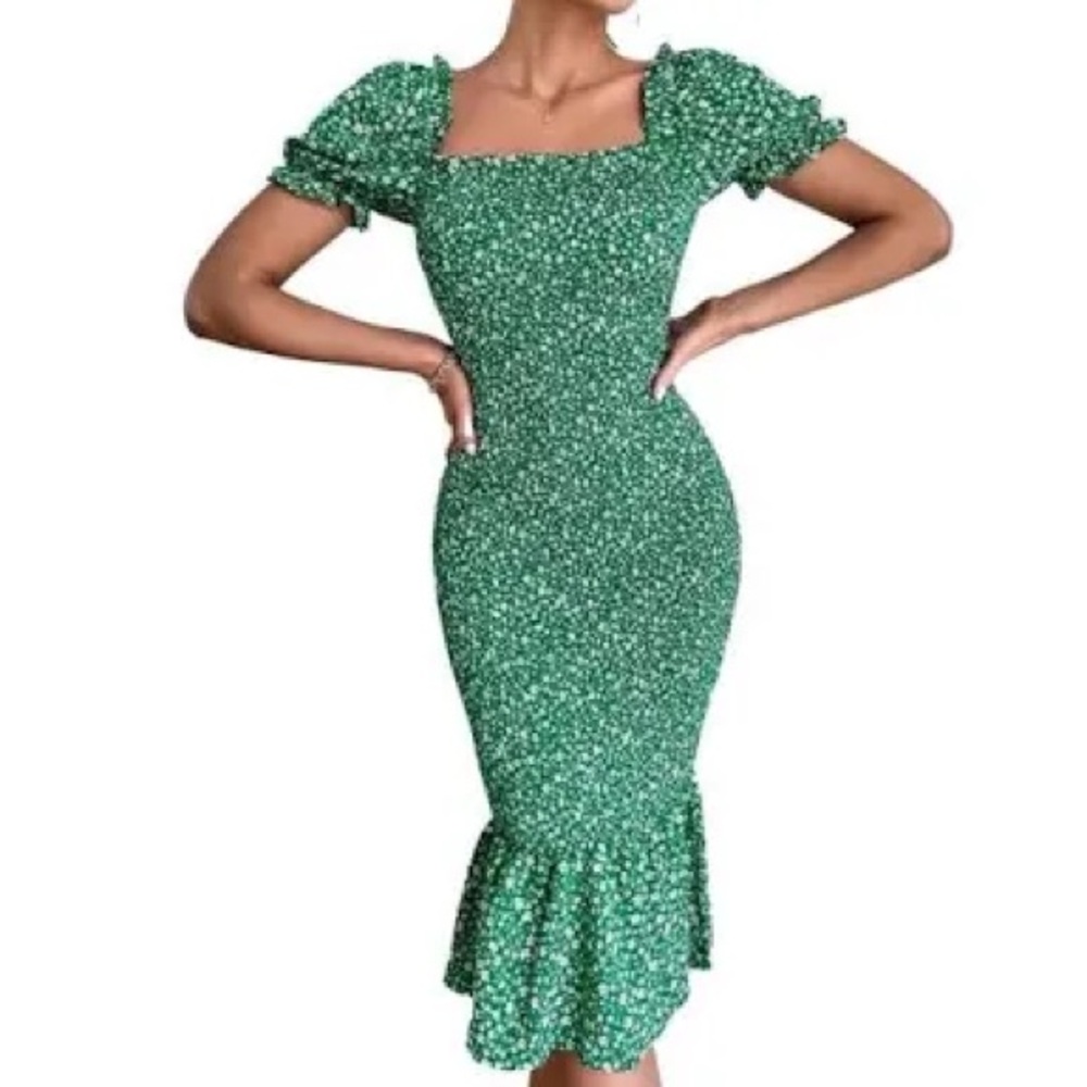 Pretty Garden Green Floral Smocked Dress Size M